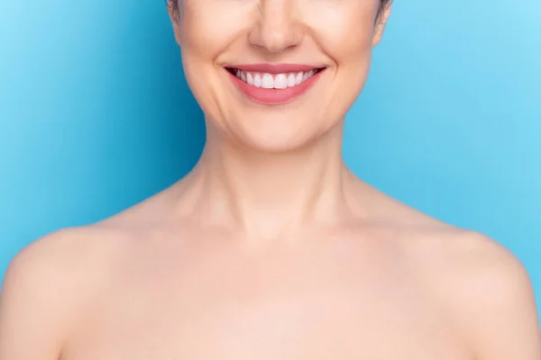Vágott fotó fiatal nő boldog pozitív mosoly plasztikai sebészet arc korrekció emelés elszigetelt felett kék színű háttér — Stock Fotó