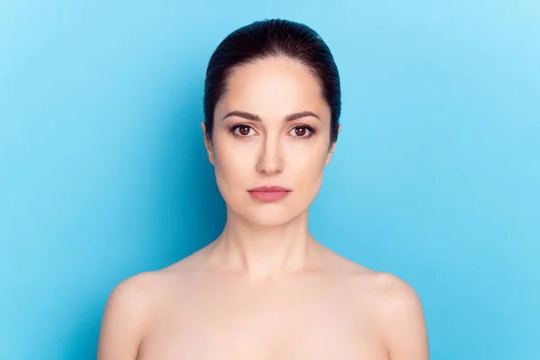 Foto van aantrekkelijke vrouw ernstige cosmetologie procedure spa therapie collageen geïsoleerd over blauwe kleur achtergrond — Stockfoto