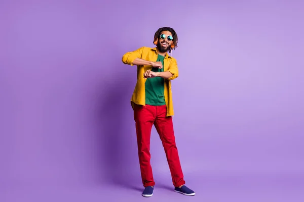 Foto de tamaño completo de piel oscura guapo positivo hombre danza manos sonrisa dentada aislada sobre fondo de color violeta —  Fotos de Stock