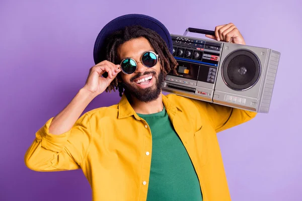 Retrato de persona de piel oscura divertida mano toque sunglass celebrar boom box en hombro aislado sobre fondo de color púrpura — Foto de Stock