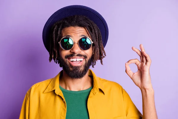 Retrato de cara alegre frente dentes gap sorriso dedos mostrar símbolo okey isolado no fundo cor roxa — Fotografia de Stock