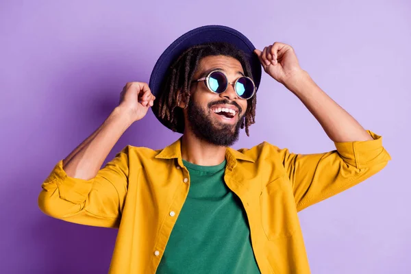 Retrato de pele escura alegre homem braços toque headwear olhar vazio espaço isolado don roxo cor fundo — Fotografia de Stock