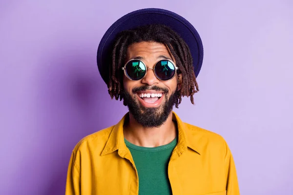 Foto de pele escura satisfeita pessoa toothy sorriso dreads hairdo desgaste cap isolado no fundo cor violeta — Fotografia de Stock