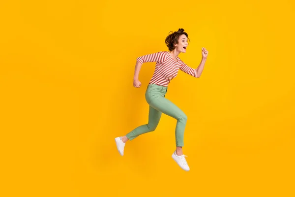 Foto de perfil de tamaño completo de la señora bonita corriendo vacío espacio manos puños aislados en el fondo de color amarillo — Foto de Stock