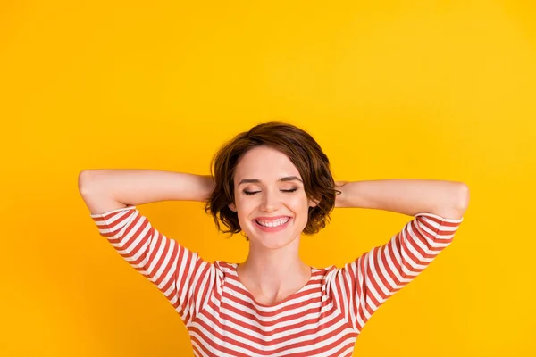 Portrait de belle personne gaie les yeux fermés les bras derrière la tête prêt à faire la sieste isolé sur fond de couleur jaune — Photo