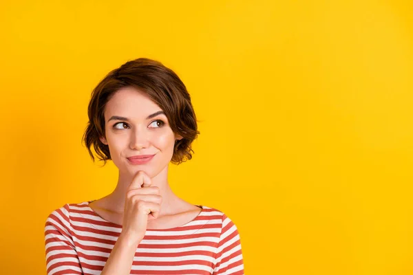 Retrato de señora atractiva mente reloj vacío espacio mano barbilla plan positivo aislado sobre fondo de color amarillo —  Fotos de Stock