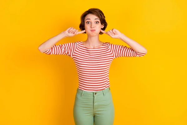 Foto de persona ypung positivo tener brazos divertidos dedo en la mejilla manteniendo la respiración aislada en el fondo de color amarillo —  Fotos de Stock