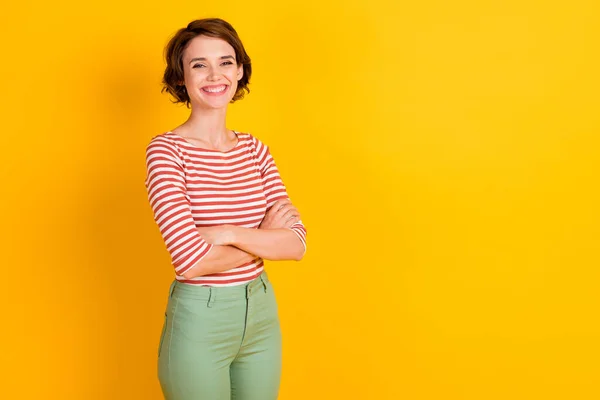 Foto de lindo sucesso jovem cruzou as mãos isoladas no fundo de cor amarelo brilhante — Fotografia de Stock