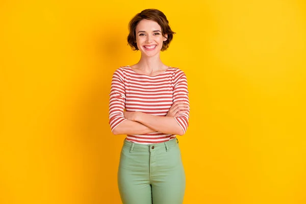 Retrato na senhora amigável confiante braços dobrados sorriso vermelho listras brancas roupa isolada no fundo de cor amarela — Fotografia de Stock