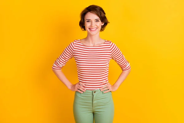 Portrait photo de fille portant un pantalon vert pull rayé souriant joyeusement isolé sur fond de couleur jaune vif — Photo