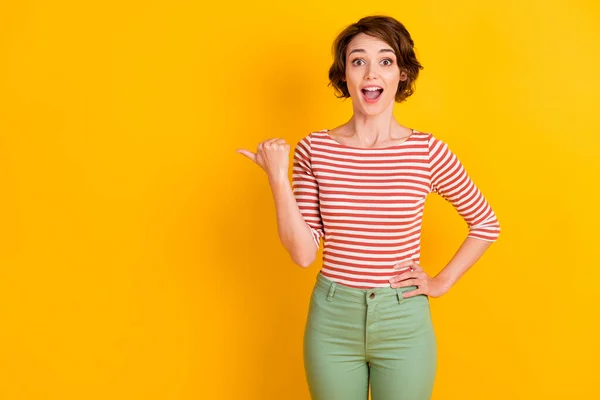 Potret gadis yang terkejut dengan rambut bob yang menunjuk dengan jari di ruang fotokopi yang terisolasi dengan latar belakang warna kuning cerah — Stok Foto