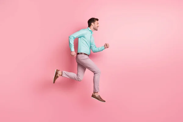 Full size profil strona zdjęcie młody brunetka człowiek skakać powietrze run pośpiech copyspace sprzedaż izolowane na pastelowy różowy kolor tło — Zdjęcie stockowe