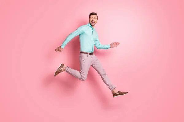 フル長さプロフィール側の写真の幸せなクールマンランジャンプ空気コピースペース着用茶色の靴隔離されたピンク色の背景 — ストック写真