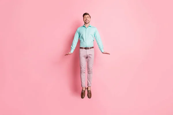 フルサイズ写真の若いです幸せなハンサムな陽気な笑顔ビジネスマンジャンプ孤立したピンク色の背景 — ストック写真