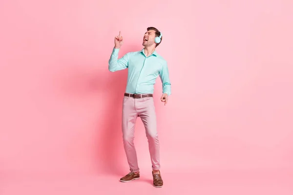 Full size photo of young happy positive smiling crazy man dancing with headphones isolated on pink color background — Stock Photo, Image