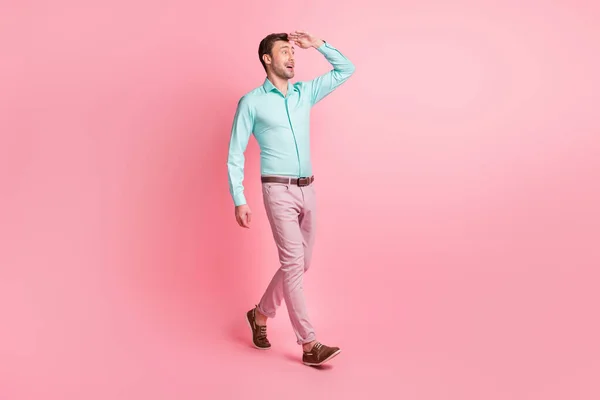 Pleine longueur taille du corps photo de l'entrepreneur dans l'usure formelle regardant vers l'avenir main près du visage isolé sur fond de couleur rose pastel — Photo