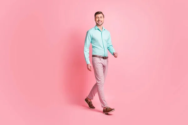 Tamanho total do corpo foto do empresário em desgaste formal passo a frente sorrindo isolado no fundo cor-de-rosa pastel — Fotografia de Stock