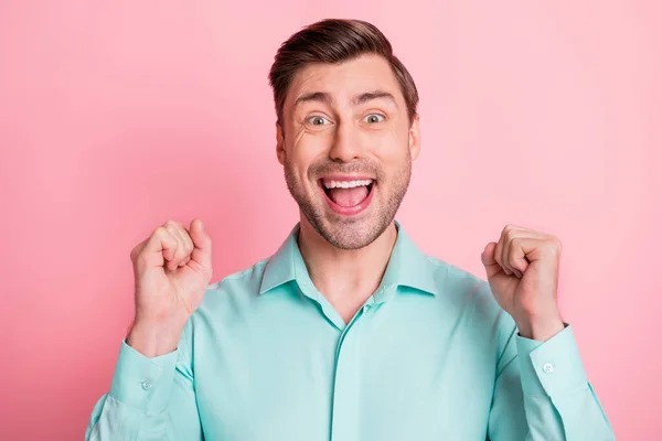 Foto retrato del hombre feliz en traje formal haciendo gestos como lotería ganadora aislada sobre fondo de color rosa pastel — Foto de Stock