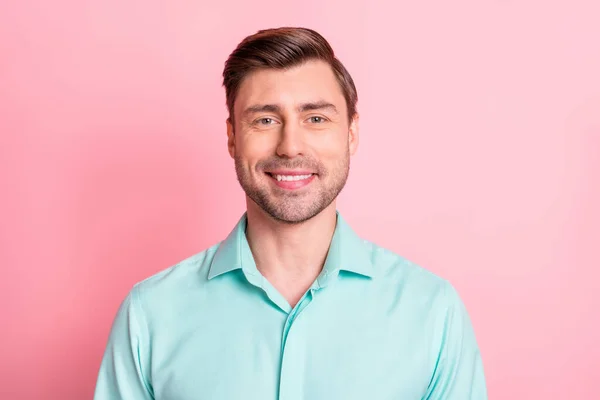 Photo portrait of young man wearing blue formal shirt smiling isolated on pastel pink color background — Stock Photo, Image