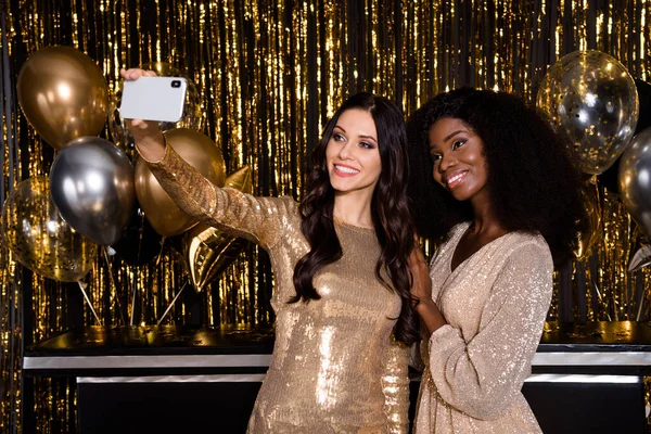 Foto de duas meninas glamour fazer telefone selfie no bar vestido de lantejoulas desgaste partido isolado no fundo brilhante brilho pano de fundo — Fotografia de Stock