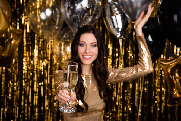 Foto de encantadora senhora elegante segurar vinho levantar mão desgaste vestido lustroso isolado balão ouropel fundo — Fotografia de Stock