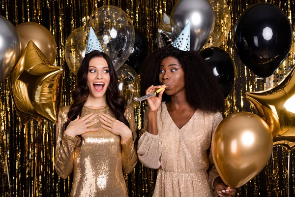 Foto van brunette dames glamour stijl outfit dragen kegel verjaardag partij ballonnen geïsoleerd op glans heldere achtergrond — Stockfoto