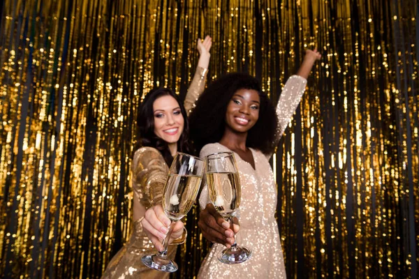 Foto de jovem bonita atraente sorridente menina alegre festejando beber champanhe isolado no fundo brilhante — Fotografia de Stock