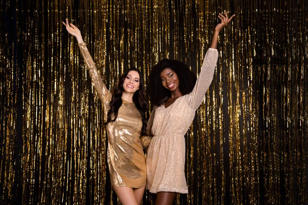 Foto de jóvenes feliz alegre sonriente buen humor niñas disfrutando de fiesta usar vestido brillante aislado sobre fondo brillante —  Fotos de Stock