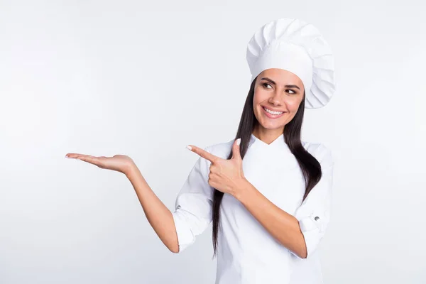 Portret van positieve persoon kijken directe vinger hand palm demonstreren lege ruimte bieden geïsoleerd op witte kleur achtergrond — Stockfoto