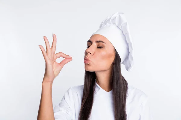 Ritratto di affascinante signora occhi chiusi dita della mano mostrano simbolo gourmet isolato su sfondo di colore bianco — Foto Stock