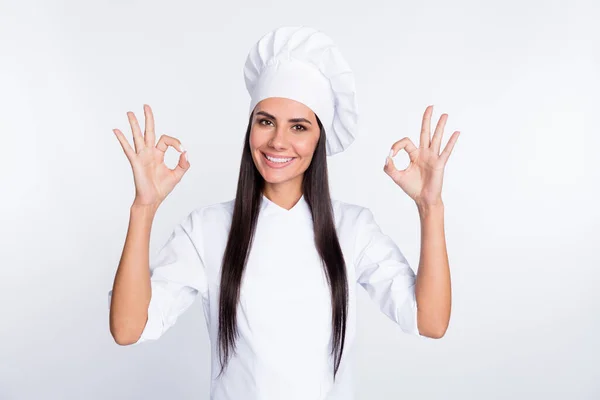 Foto van vrij positief meisje twee armen vingers tonen okey symbool hebben goede stemming geïsoleerd op witte kleur achtergrond — Stockfoto