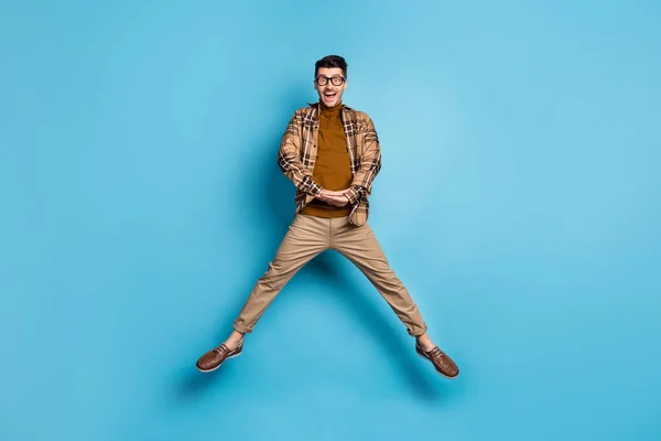 Foto de tamaño completo de joven emocionado loco positivo sorprendido hombre saltando ver descuento venta aislado sobre fondo de color azul —  Fotos de Stock