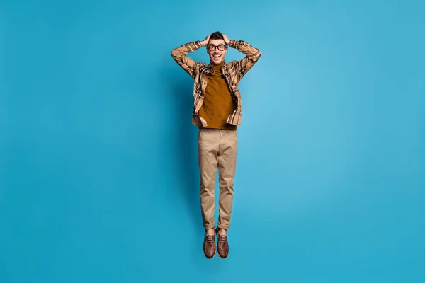 若い幸せな興奮のフルサイズの写真驚くべき男ジャンプオン黒金曜日隔離された上の青の色の背景 — ストック写真