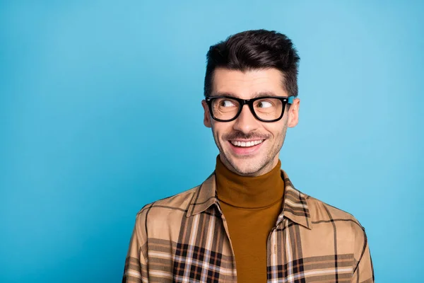 Portret młodego przystojnego śniącego wesołego pozytywnego uśmiechniętego mężczyzny w okularach wygląda jak kopia odizolowana na niebieskim tle koloru — Zdjęcie stockowe