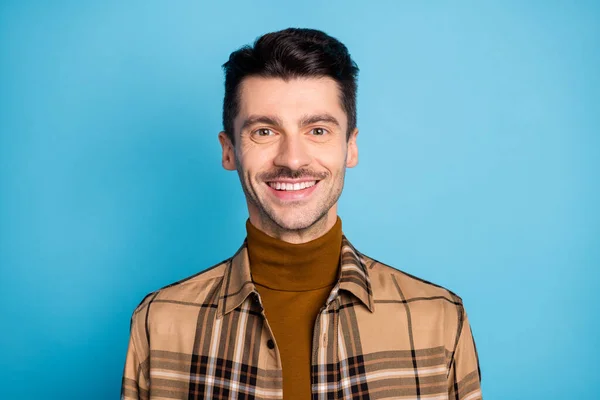 Portret młodego przystojnego atrakcyjnego wesołego pozytywnego nastroju człowieka uśmiechniętego na niebieskim tle — Zdjęcie stockowe