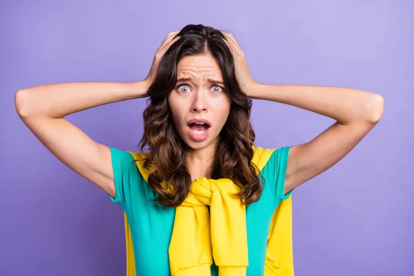 Porträt der schönen verwirrt überwältigt welligen Mädchen plötzliche schlechte Nachricht Reaktion isoliert über violette Pastellfarbe Hintergrund — Stockfoto