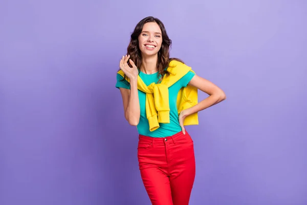 Retrato de menina alegre de cabelos ondulados atraente vestindo roupas aconchegantes vestuário desfrutando de bom humor isolado sobre fundo cor pastel violeta — Fotografia de Stock