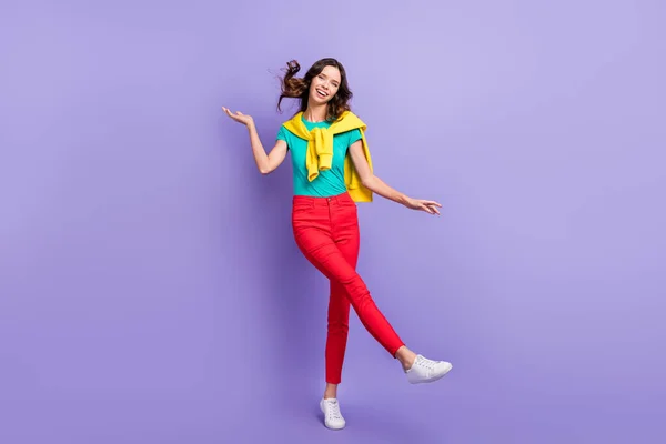 Pełna długość zdjęcie śmieszne urocze faliste młoda kobieta ubrana pullover ramiona taniec odizolowany fioletowy kolor tła — Zdjęcie stockowe