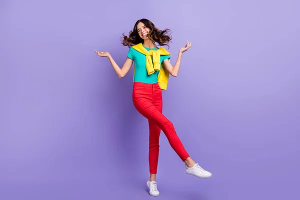 In voller Länge Foto von süßen hübsch lockige junge Dame tragen Pullover Schultern tanzen isoliert violette Farbe Hintergrund — Stockfoto
