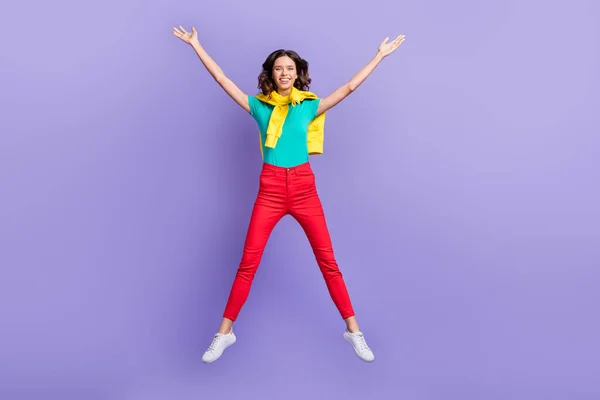 Full längd foto av ganska roligt lockigt ung dam bära tröja axlar hoppa hög isolerad violett färg bakgrund — Stockfoto