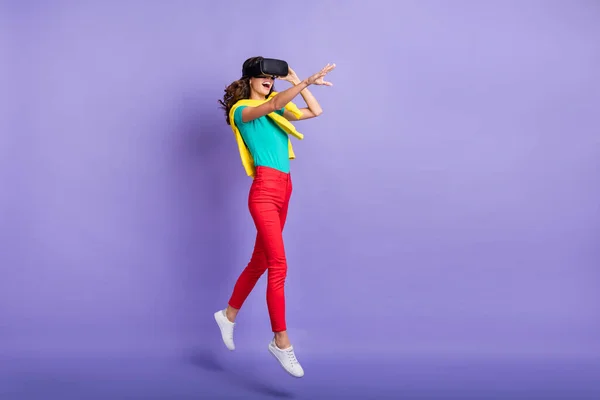 Foto de comprimento total de mulher ondulada atraente vestido pulôver ombros vr óculos saltando isolado cor roxa fundo — Fotografia de Stock