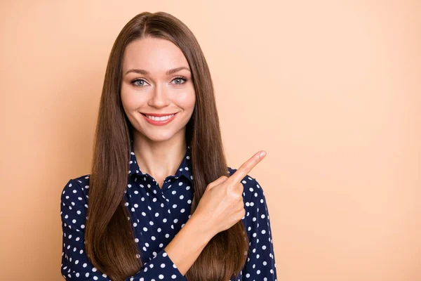 Foto de mujer joven feliz sonrisa positiva indican dedo vacío espacio ad promo consejo opción aislado sobre fondo de color beige — Foto de Stock