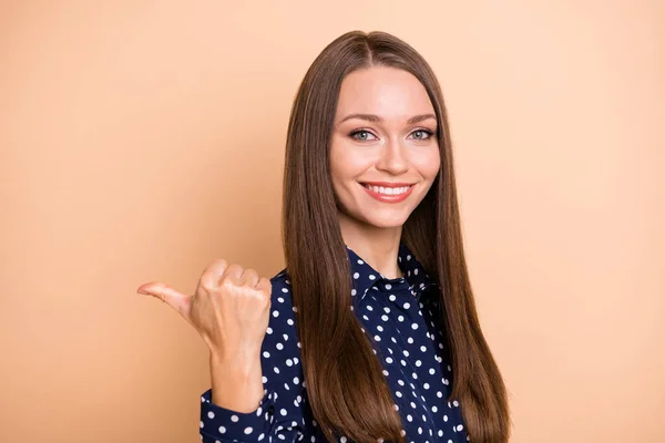 Profil boční fotografie mladé ženy šťastný úsměv ukazují palec prázdný prostor ad promo vybrat navrhnout izolované přes béžové barvy pozadí — Stock fotografie