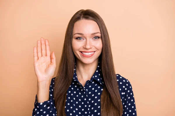 Foto de jovem atraente mulher feliz positivo sorriso onda mão oi isolado sobre cor bege fundo — Fotografia de Stock