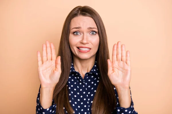 Foto van jonge aantrekkelijke vrouw ongelukkige boos houd handen oeps niet schuldig geïsoleerd over beige kleur achtergrond — Stockfoto