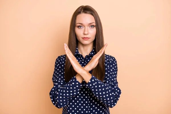 Foto di giovane donna infelice mani incrociate non mostrano stop blocco segno di diniego isolato su sfondo di colore beige — Foto Stock