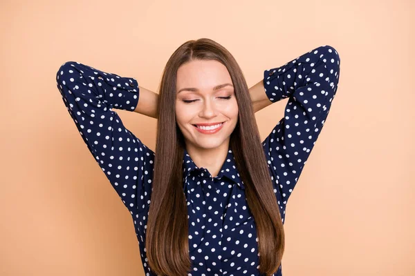 Topo acima da foto de alto ângulo da jovem mulher feliz sorriso positivo mãos atrás de apoio para a cabeça relaxar isolado sobre fundo de cor bege — Fotografia de Stock