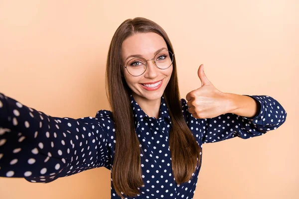 Foto di giovane donna felice sorriso positivo spettacolo pollice-up come cool fare selfie isolato su sfondo di colore beige — Foto Stock