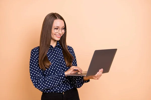 Foto av ung affärskvinna glad positiva leende ser bläddra laptop programmerare isolerade över beige färg bakgrund — Stockfoto