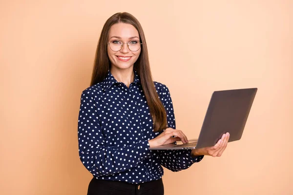 Foto di lucido carino giovane signora indossare occhiali camicia blu comunicare gadget moderno isolato colore beige sfondo — Foto Stock